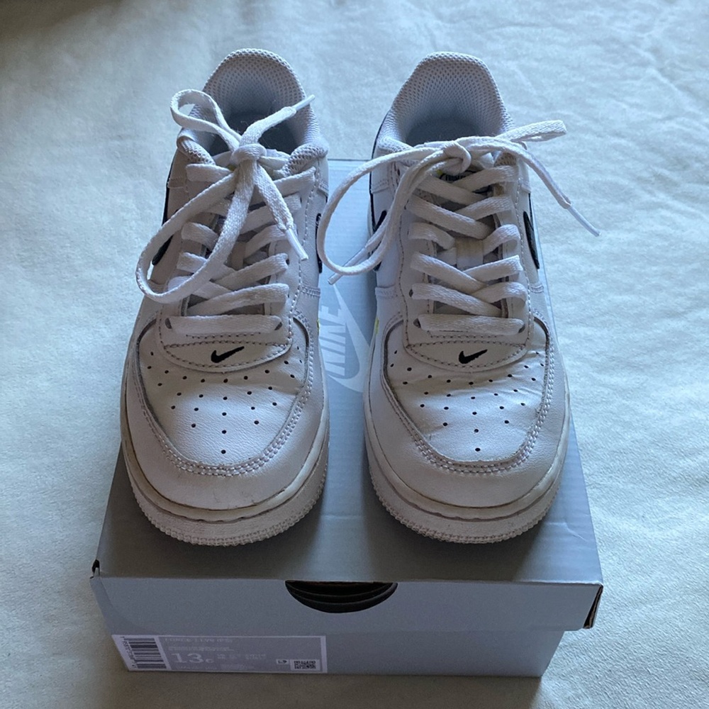 Nike Kid’s Air Force 1 LV8 (PS) Sneaker